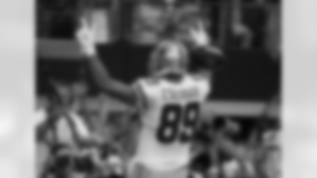 Dallas Cowboys tight end Gavin Escobar (89) celebrates scoring a touchdown after grabbing a pass during the first half of an NFL football game against the New York Giants, Sunday, Oct., 19, 2014, in Arlington, Texas. (AP Photo/Brandon Wade)