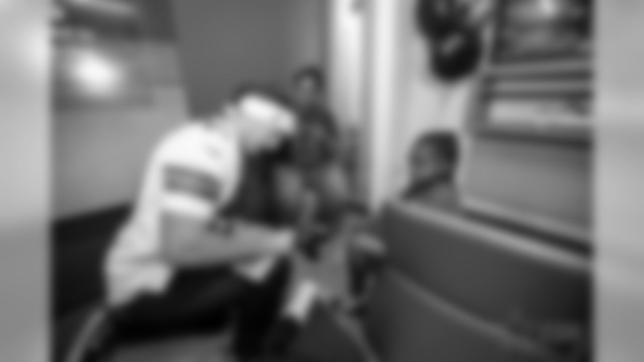 04 December 2017: Views
of the Dallas Cowboys visiting with patients at Children's Hospital in Dallas, Texas. Photo by James D. Smith/Dallas Cowboys