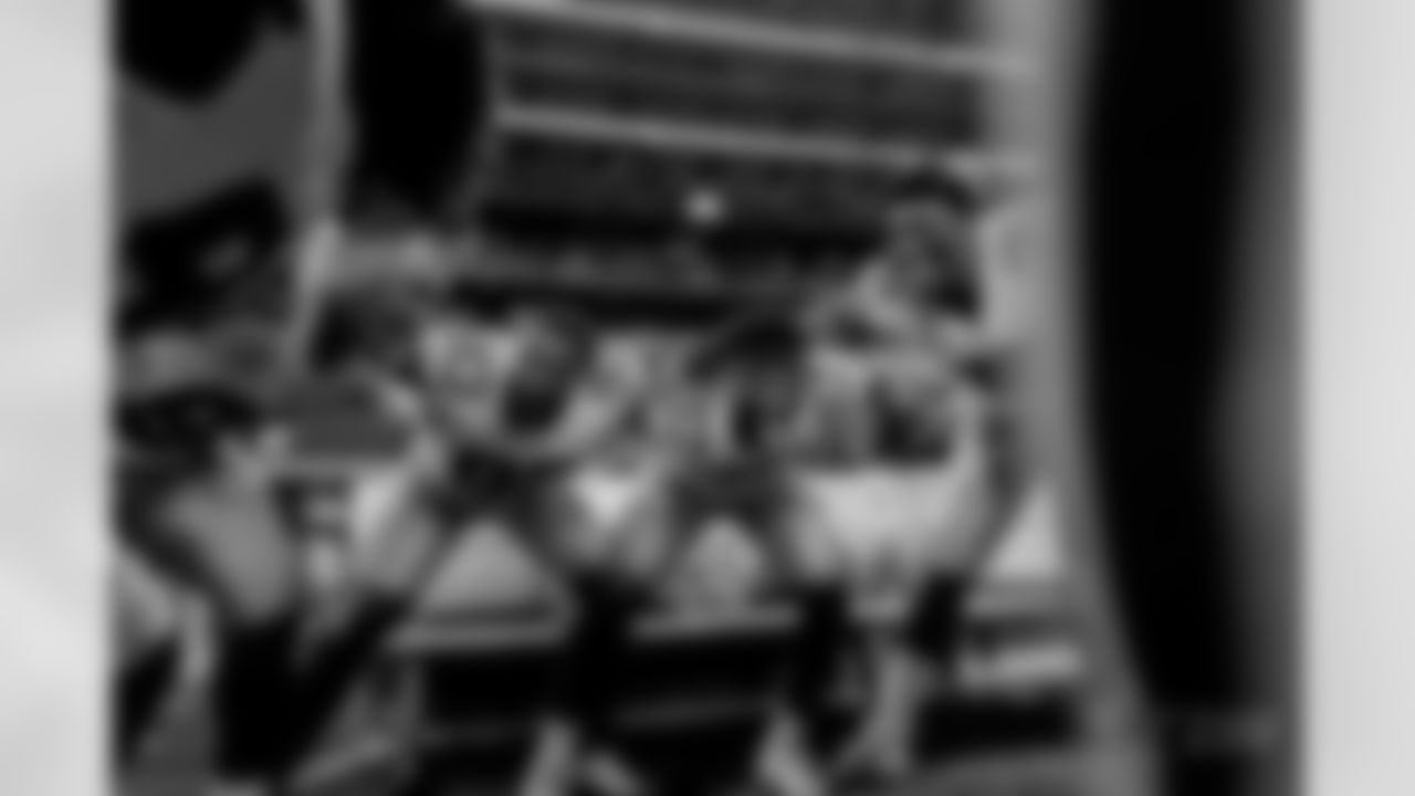 20171119_dal_defensive_huddle_selects_jj57443.jpg