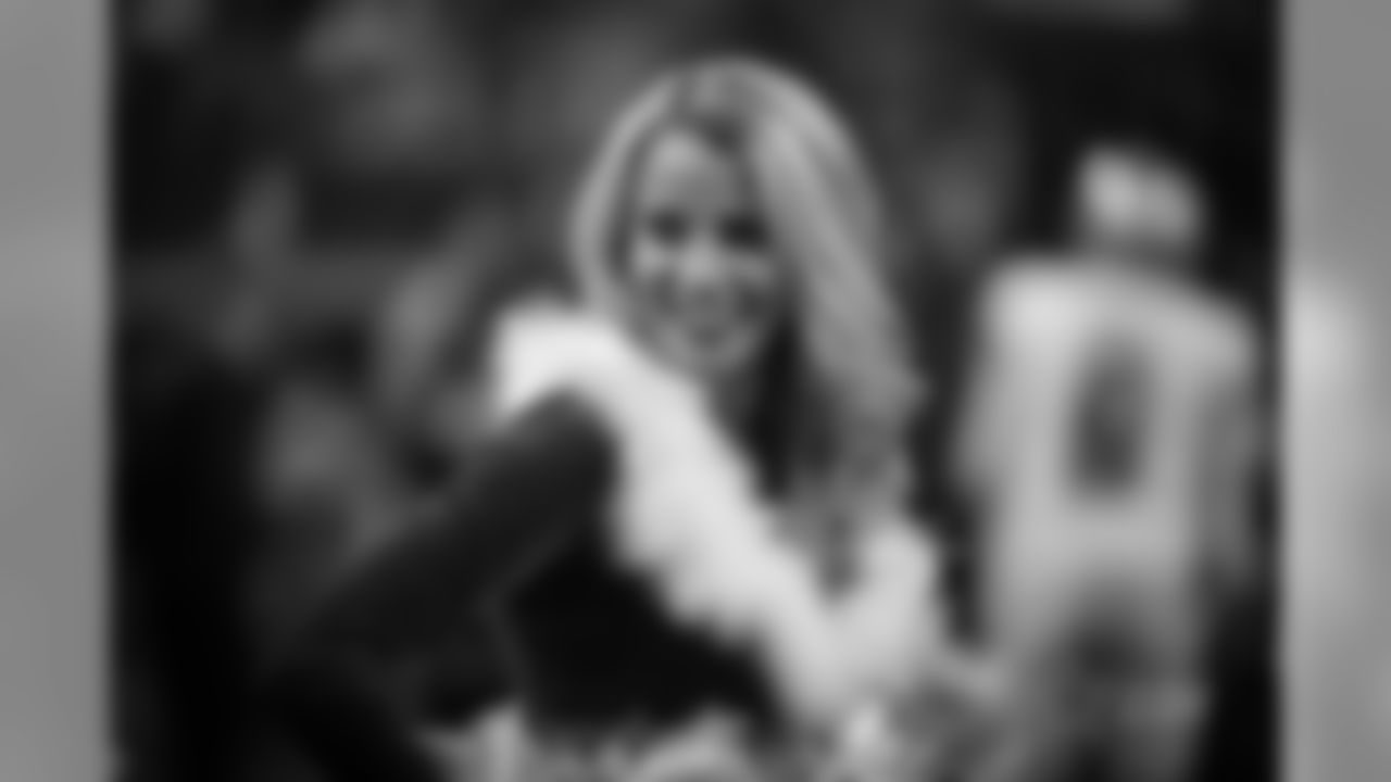 20161218_dal_cheer_all_jj17363.jpg