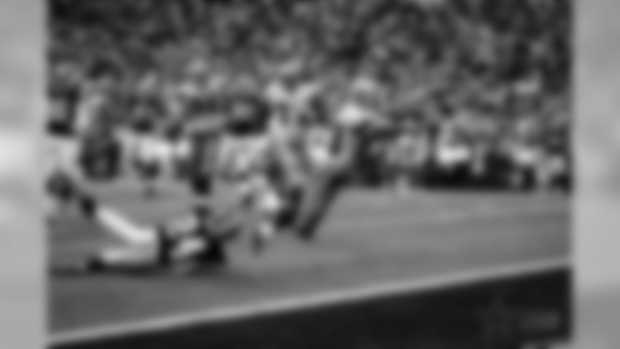 02 Nov 2003: WR Terry Glenn (83) of the Dallas Cowboys leaps for a touchdown in the Dallas Cowboys 21-14 win over the Washington Redskins at Texas Stadium in Irving, TX.