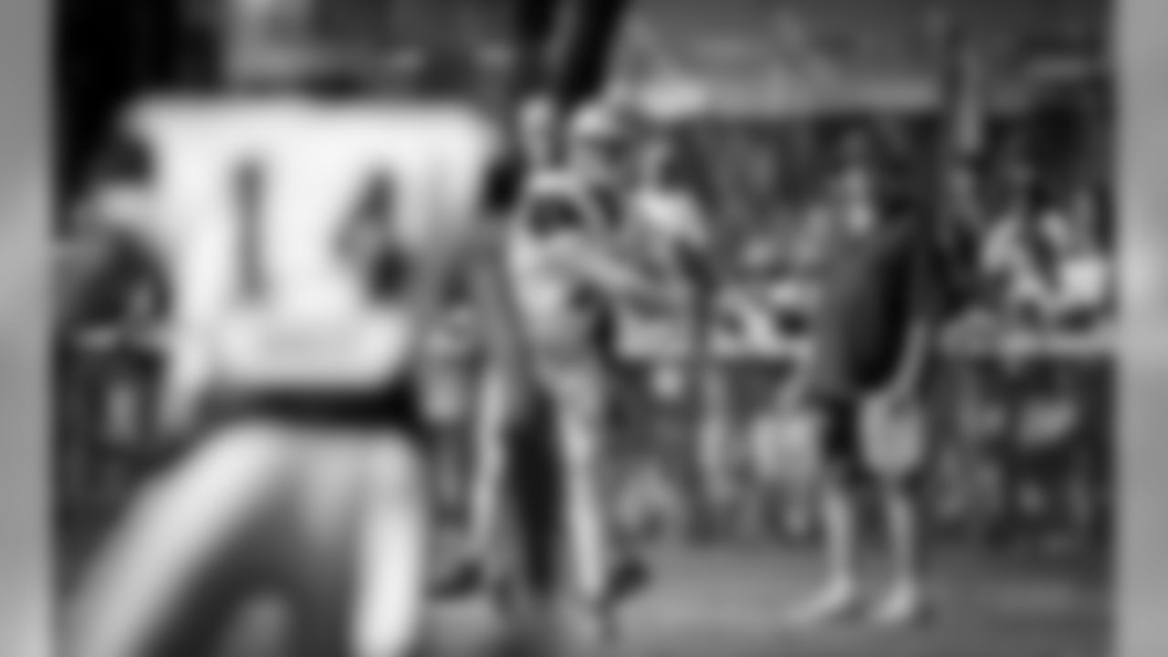 20160801_dal_jameill_showers02.jpg