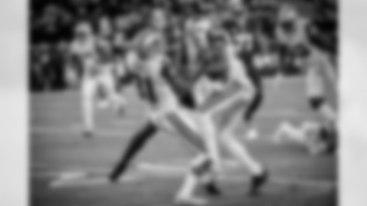 20171130_byron_jones_orlando_scandrick_selects_jj61928.jpg