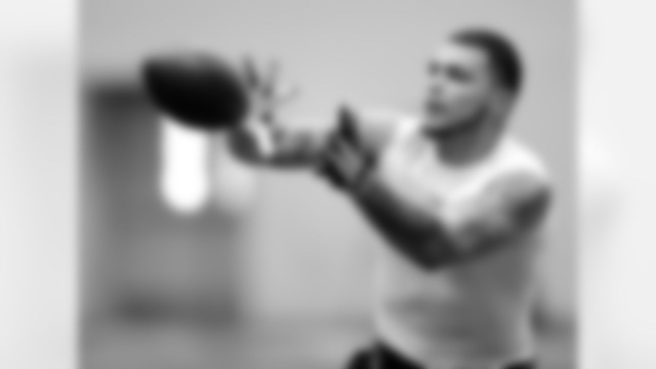 WR Mike Evans catches a pass from Johnny Manziel.