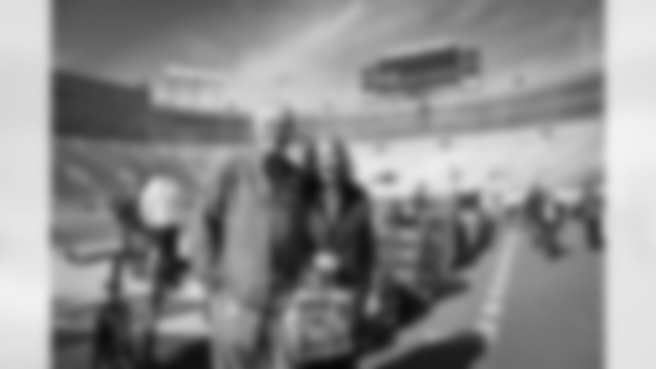 20161016_dal_vs_gb_sponsors_jj1475.jpg