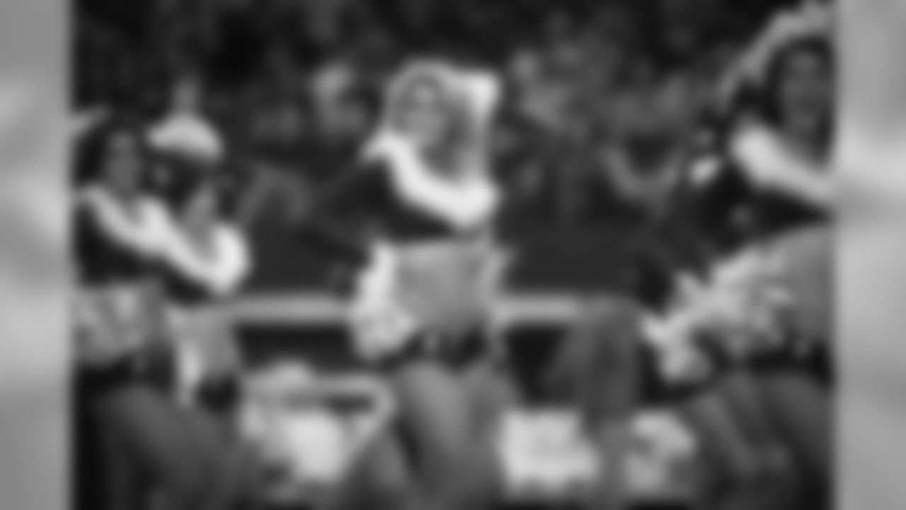 20161218_dal_cheer_all_jj17337.jpg