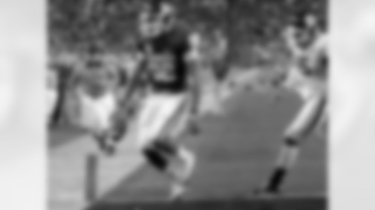 TE James Hanna makes a TD reception during his days at Oklahoma. Hanna was drafted by Dallas in the sixth round (186th overall) in 2012.