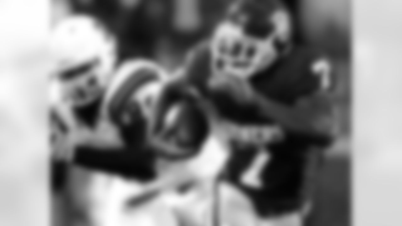 RB DeMarco Murray runs with the ball during his days at Oklahoma. Murray was drafted by Dallas in the third round (71st overall) in 2011.