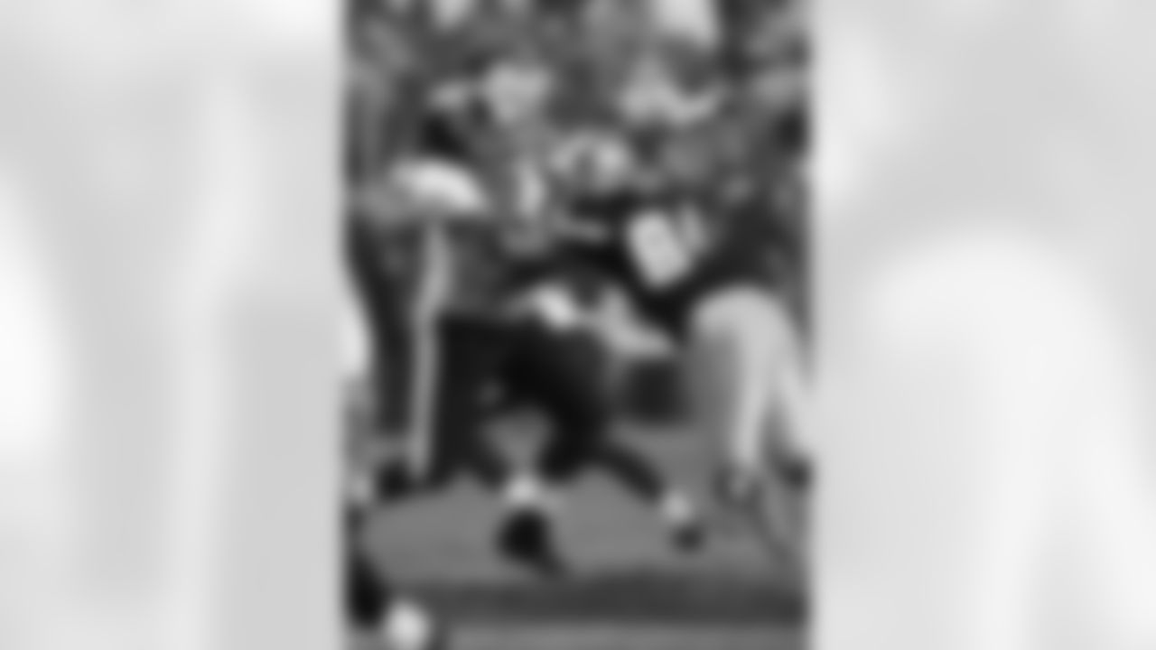 2007 - Ware finished the 2007 season with 14.0 sacks, 27 quarterback pressures, 8 tackles for loss and 4 forced fumbles.