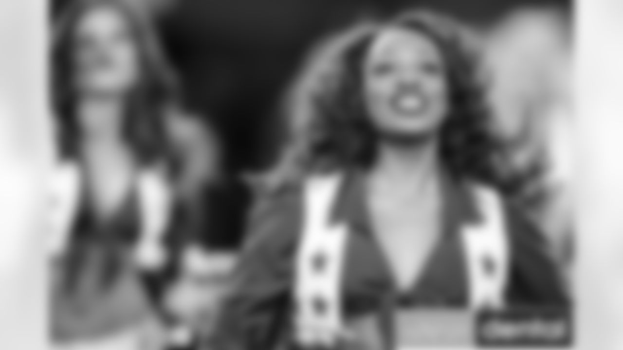19 November 2017: Cheerleaders
of the Dallas Cowboys during their NFL week 11 regular season 37-9 loss to the Philadelphia Eagles at AT&T Stadium in Arlington, Texas. Photo by Sam Smith/Dallas Cowboys