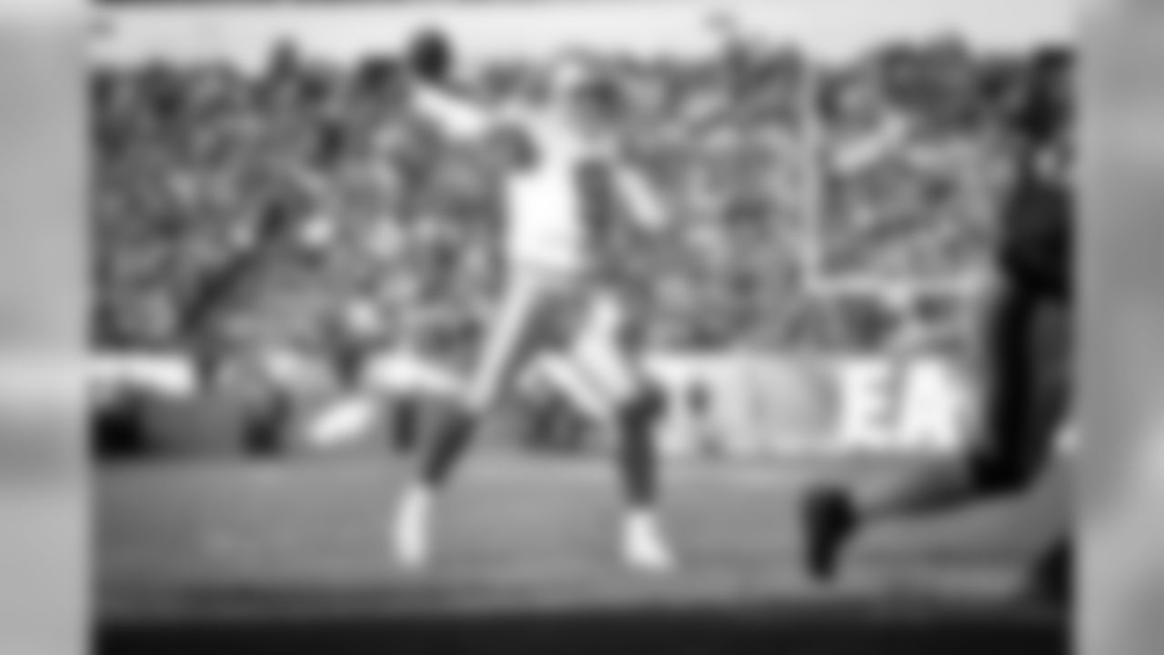 2017101_dal_tony_romo_selects_jj22577.jpg