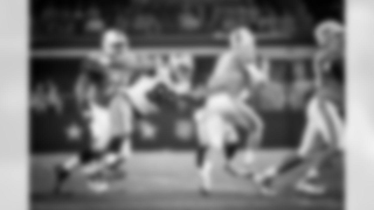 08-19-16_cowboys_vs_miami_tyrone_crawford_selects_jj0811.jpg