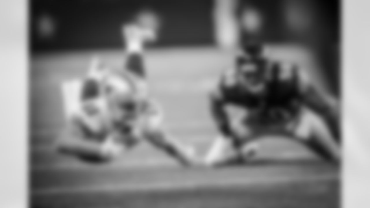 20160925_dal_cole_beasley19.jpg