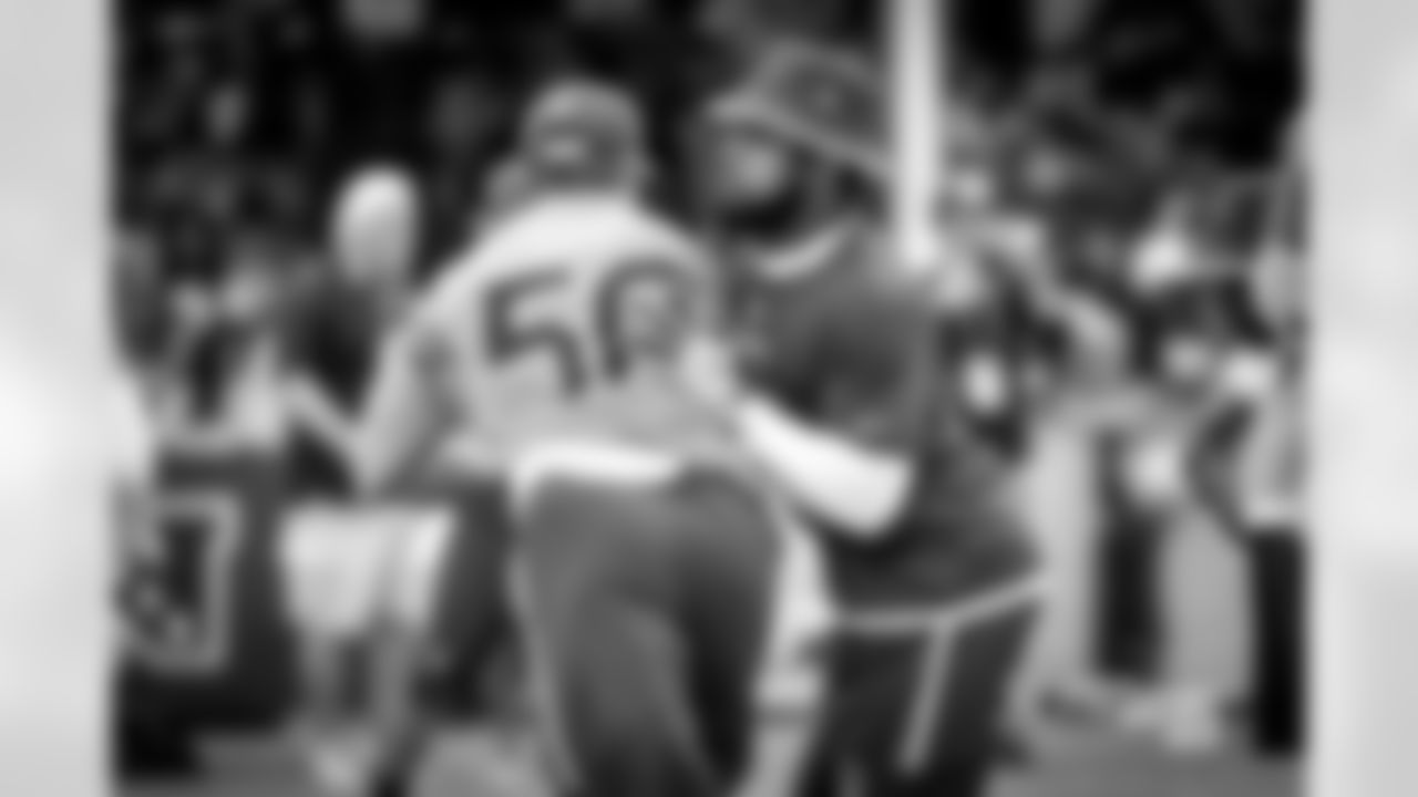 20170127_probowl_ezekiel_elliott_sean_lee_selects_jj29128.jpg