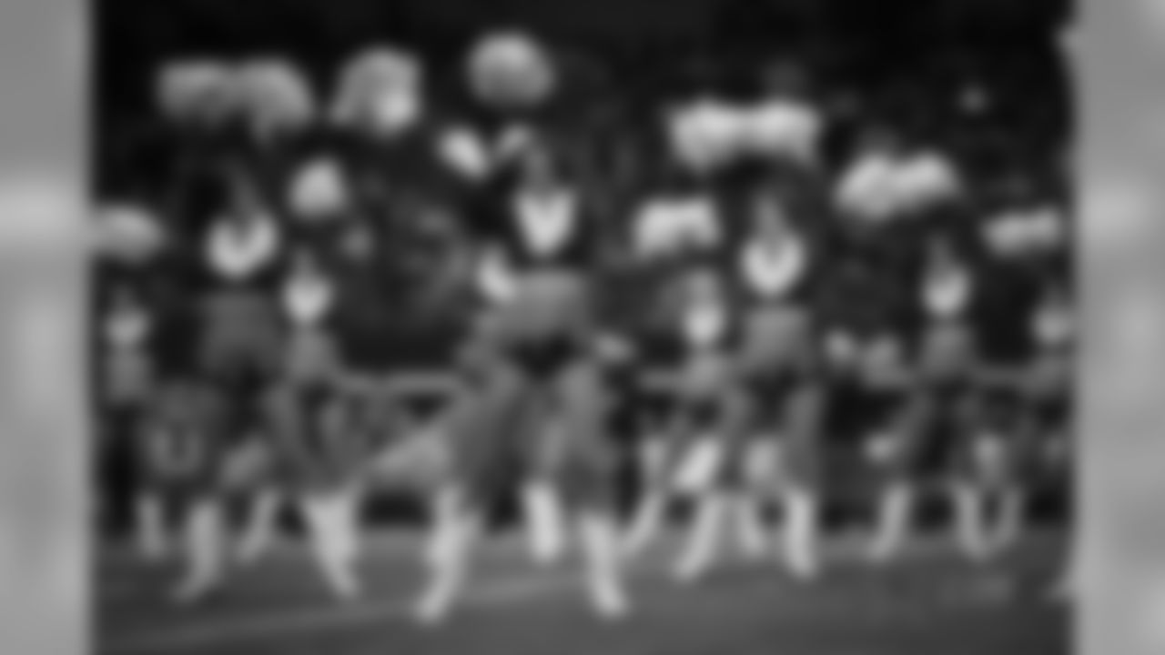 20161218_dal_cheer_all_jj17394.jpg