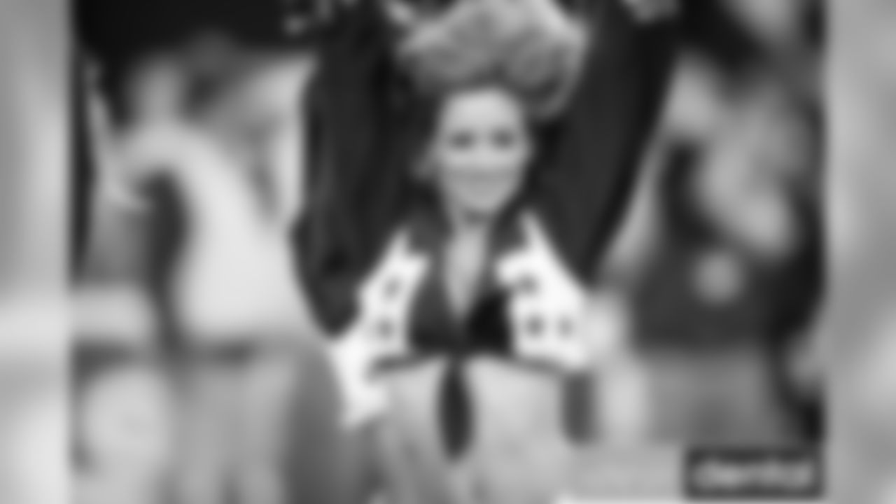 19 November 2017: Cheerleaders
of the Dallas Cowboys during their NFL week 11 regular season 37-9 loss to the Philadelphia Eagles at AT&T Stadium in Arlington, Texas. Photo by Sam Smith/Dallas Cowboys