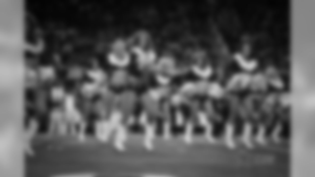 20161218_dal_cheer_all_jj17422.jpg