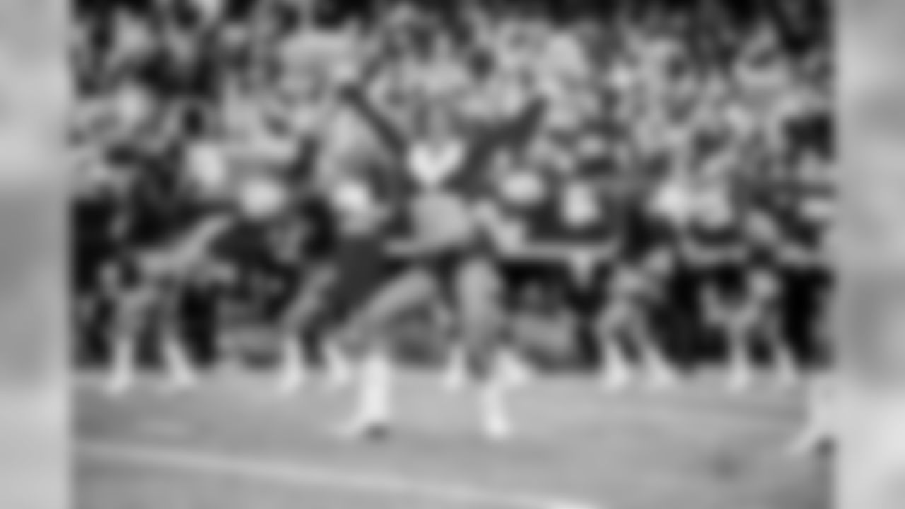 20171224_dal_cheers_selects_jj65387.jpg