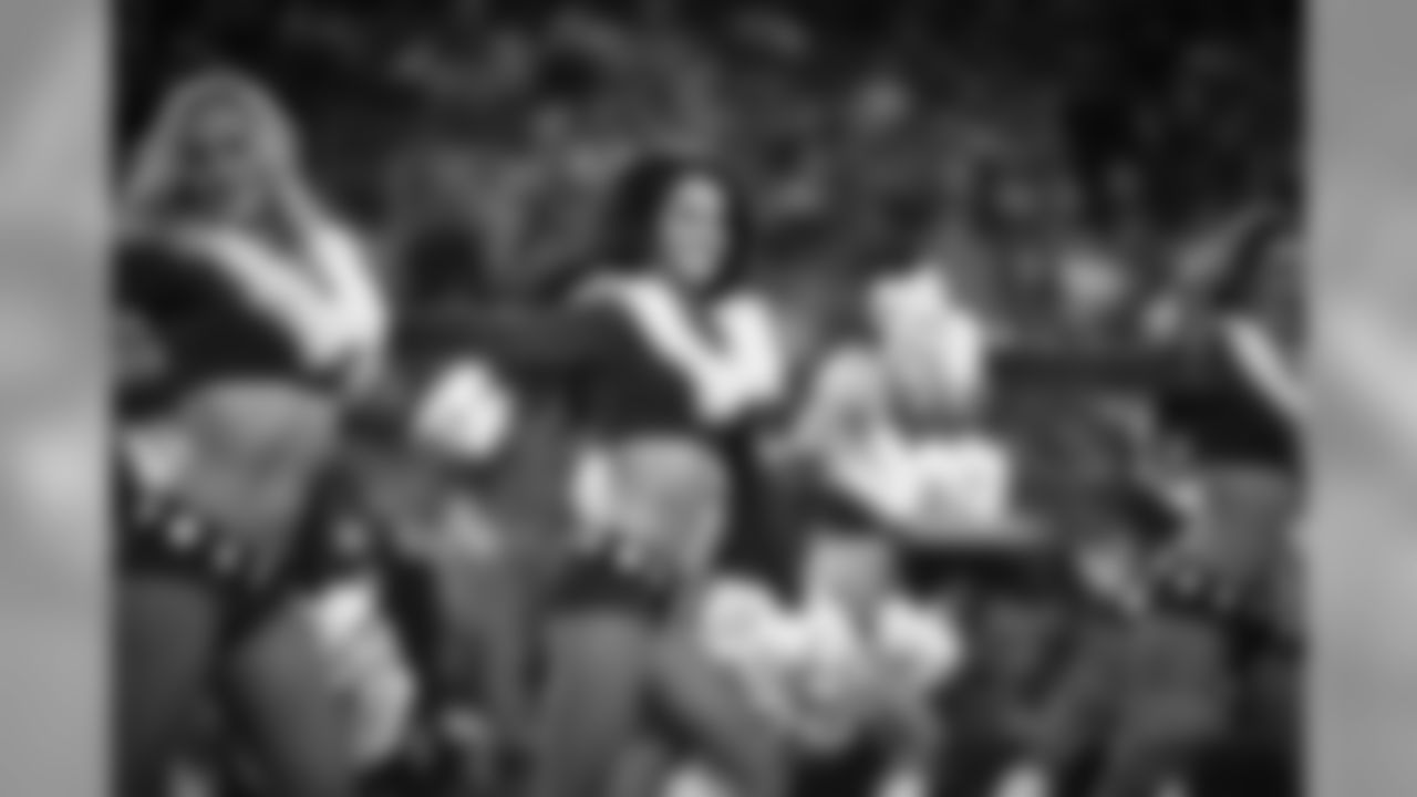 20161218_dal_cheer_all_jj17279.jpg