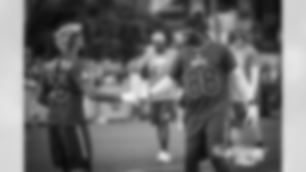 20170128_probowl_dez_bryant_selects_jj29334.jpg