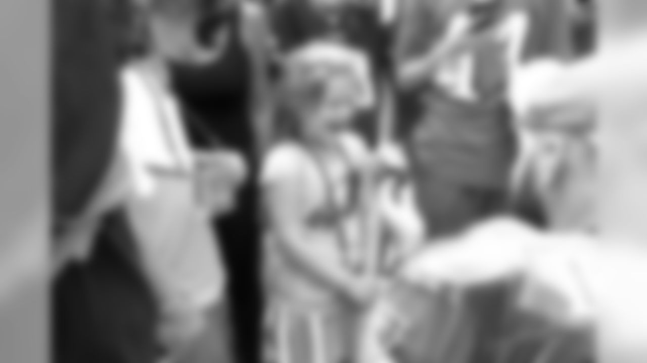 LS Jon Dorenbos making this young fan's day.
