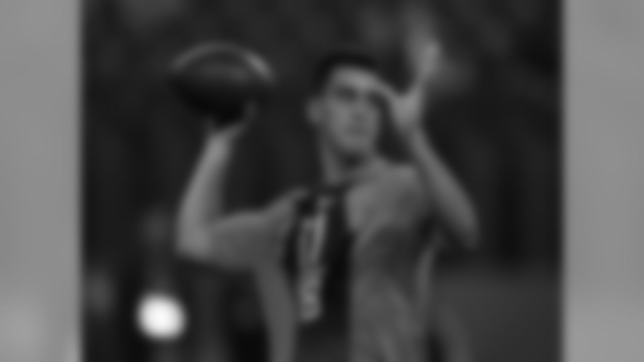 Oregon quarterback Marcus Mariota runs a drill at the NFL football scouting combine in Indianapolis, Saturday, Feb. 21, 2015.