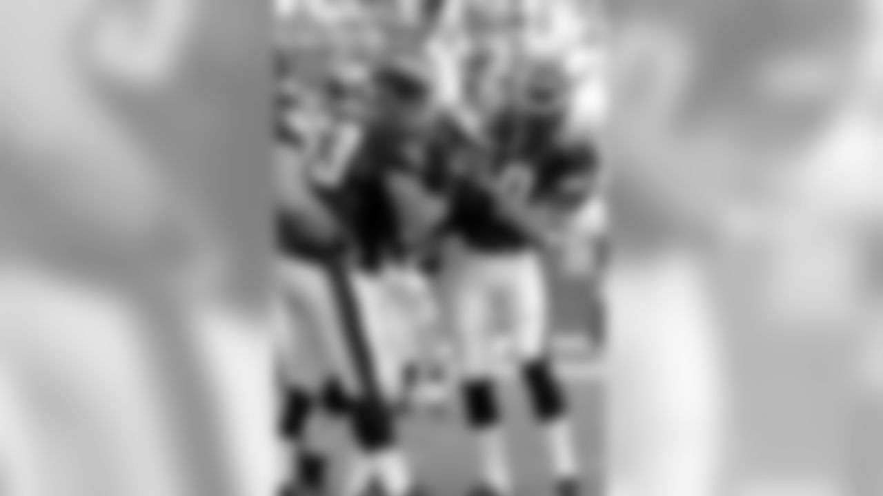 After tearing his hamstring during the opening kickoff against the Raiders in 2005, Akers returned in the second half to knock in the game-winning 28-yard field goal.