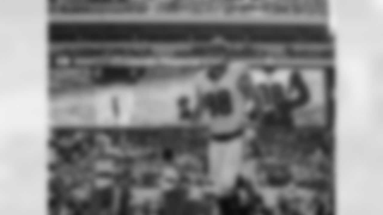 Barwin, taking the field before the Eagles' Week 5 contest with the St. Louis Rams.