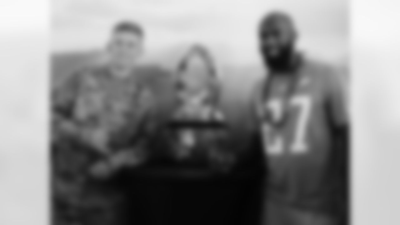 S Malcolm Jenkins spent time with soldiers during Pro Bowl week