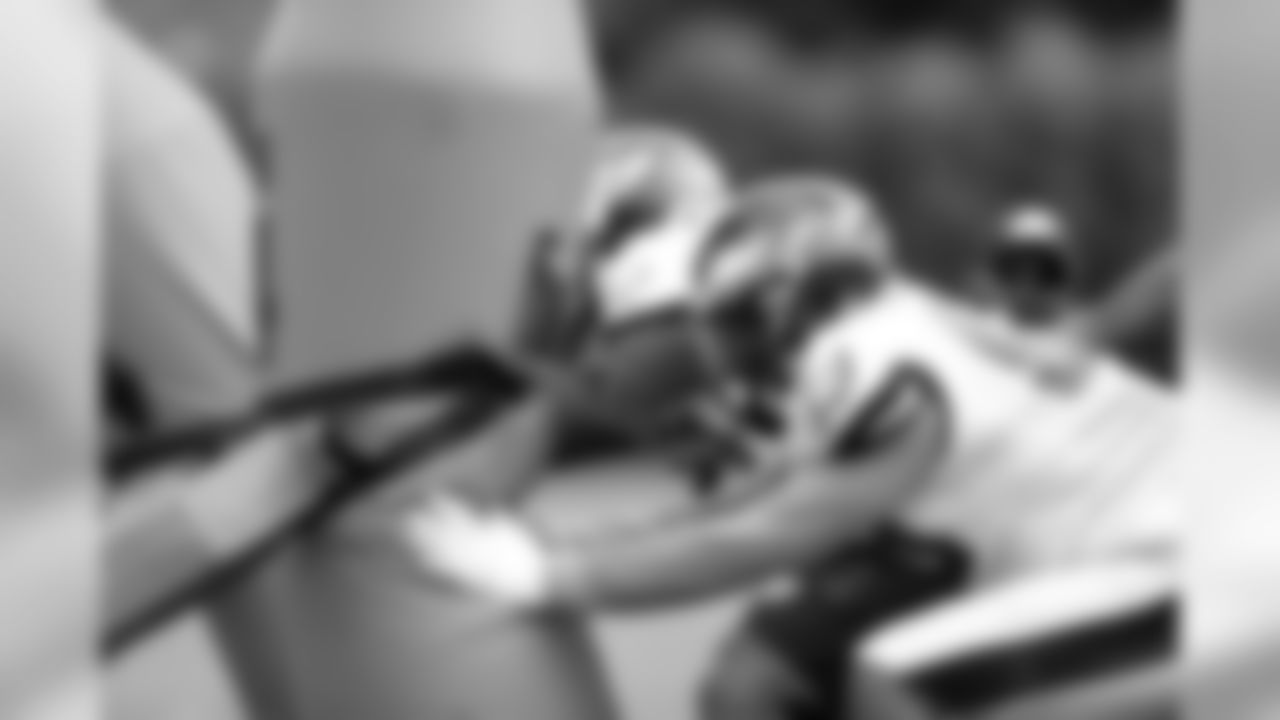 DE Derek Barnett
