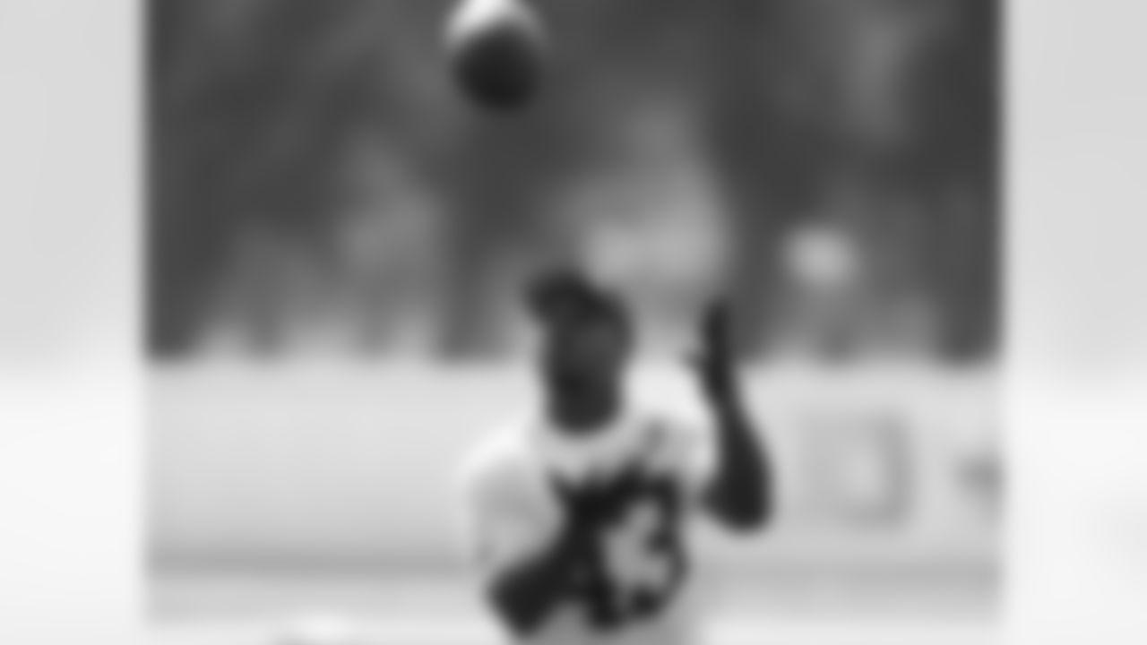 RB Darren Sproles fields punts during Pro Bowl practice