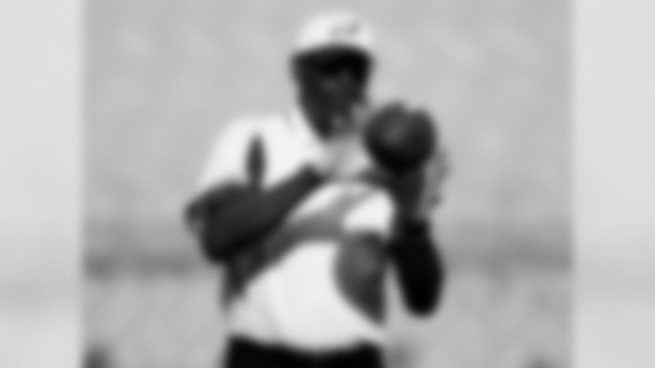 After his career, Harold continued to help the organization and offered some tips to Eagles wide receivers