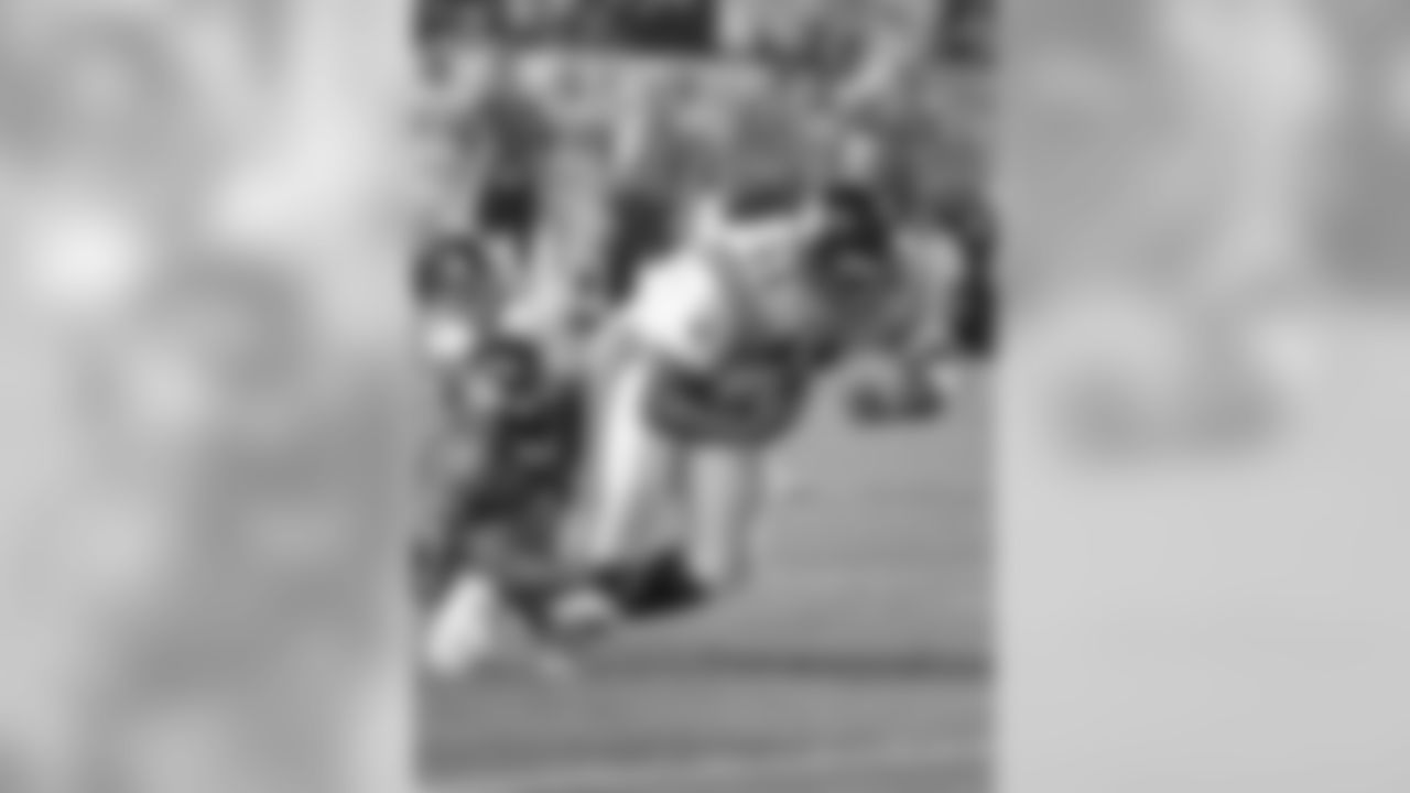 Dawkins' tackle of Daunte Culpepper keeps the Vikings out of the end zone