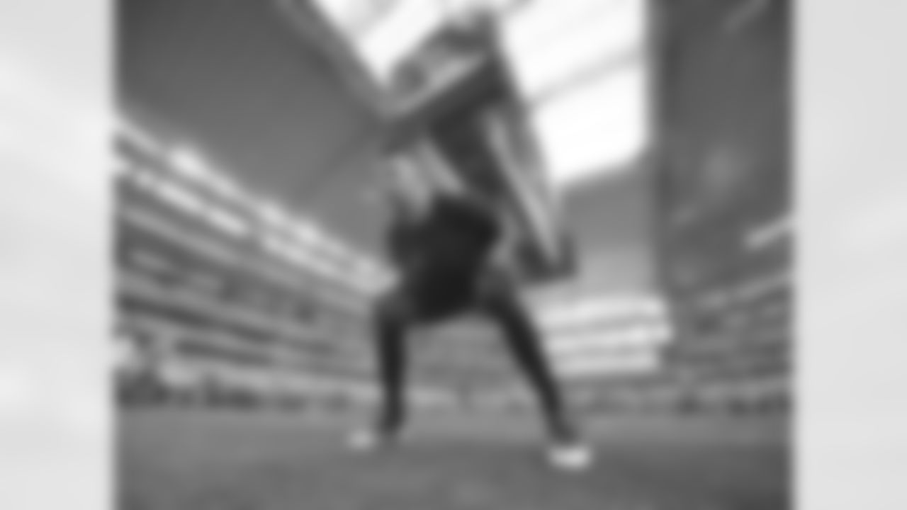 Barwin stretches before the Eagles' first matchup with the Cowboys in Week 13.