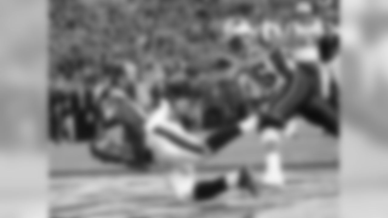 Tight end L.J. Smith catches the first touchdown of the game to give the Eagles a 7-0 lead in the second quarter.