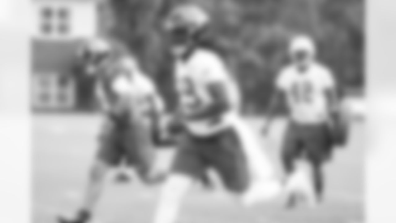 Rookie LB De'Vondre Campbell takes another rep on the punt coverage team