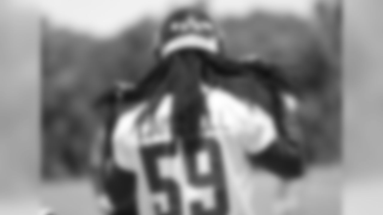 Fourth-round pick De'Vondre Campbell adjusts his hair before practice
