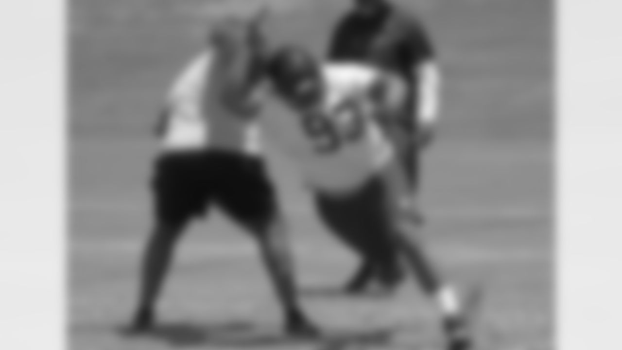 Tennessee DT Owen Williams kicks up dirt as he works on getting around a blocker