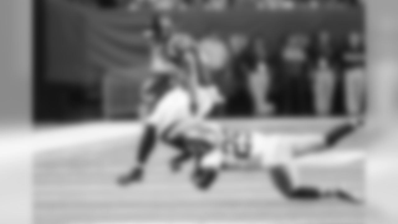 RB Brandon Wilds jumps to avoid a tackler