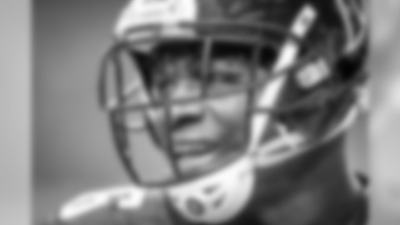 LB Sean Weatherspoon flashes that trademark smile as he plays his first game back in the Georgia Dome since 2014