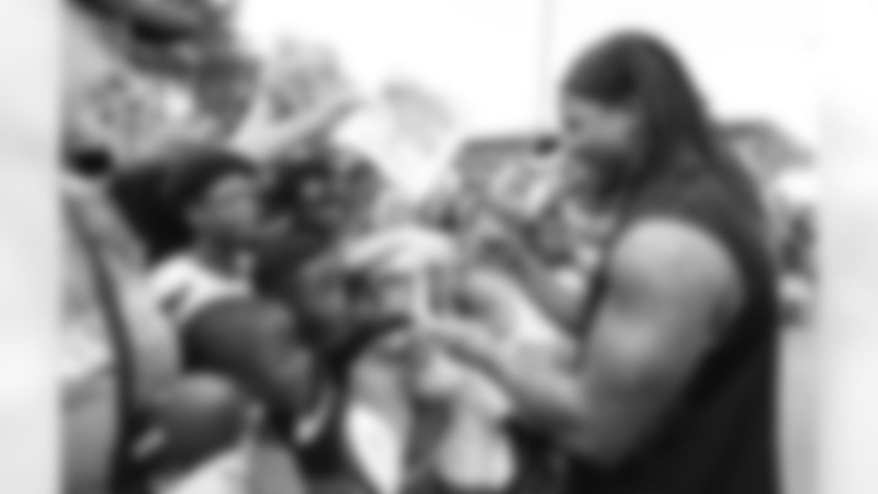 RB Devonta Freeman signs autographs after practice