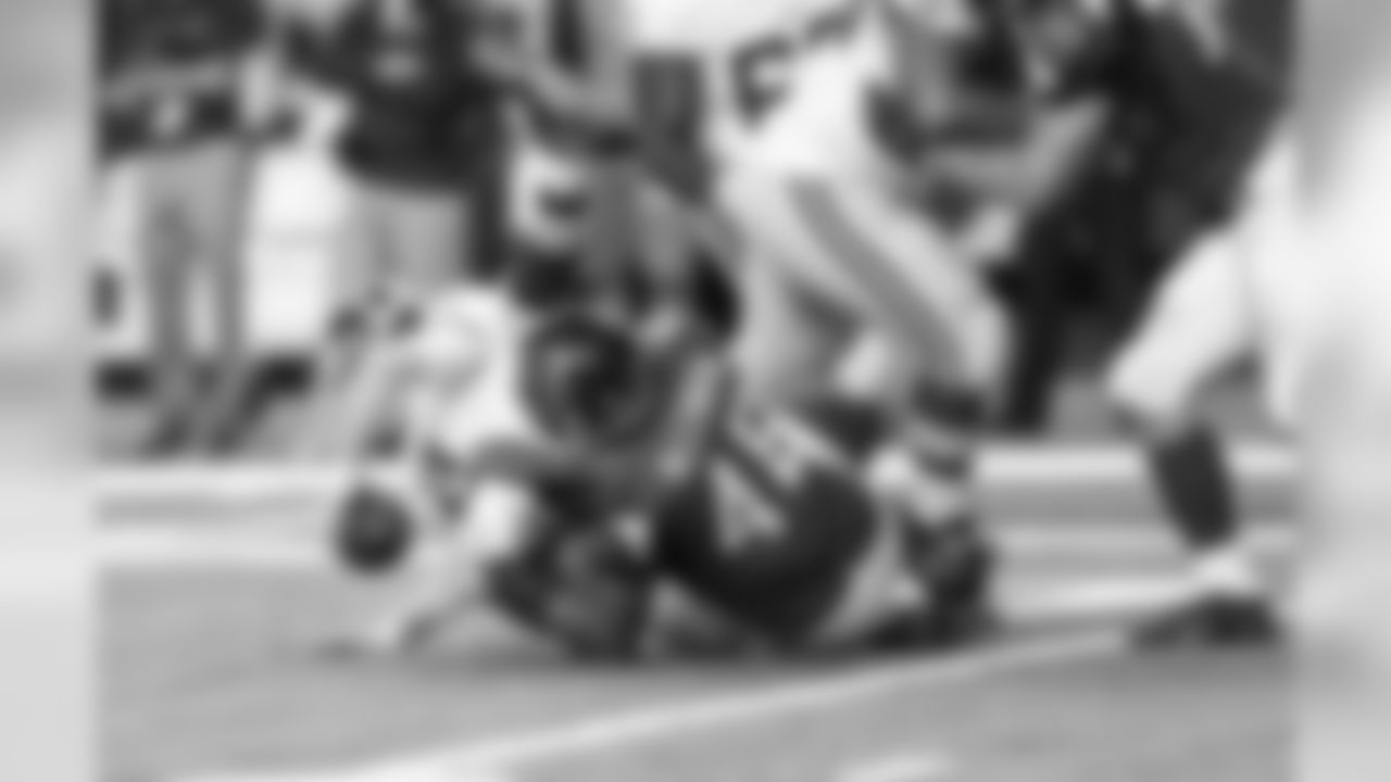 LB Ivan McLennan gets into the backfield for a late-game sack