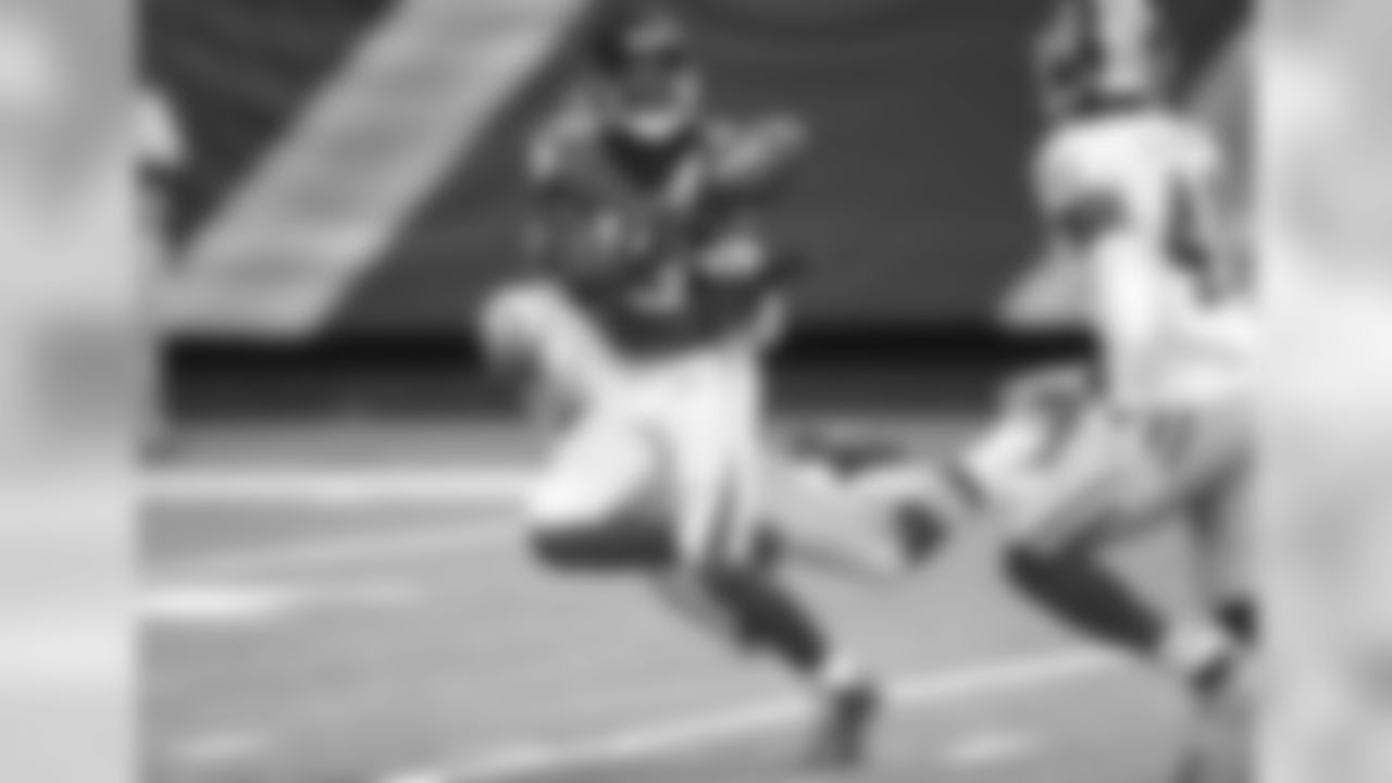 WR Aldrick Robinson makes a catch despite a pass interference penalty on Washington