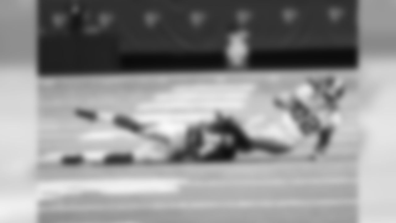 Rookie LB De'Vondre Campbell takes down Redskins RB Robert Kelley