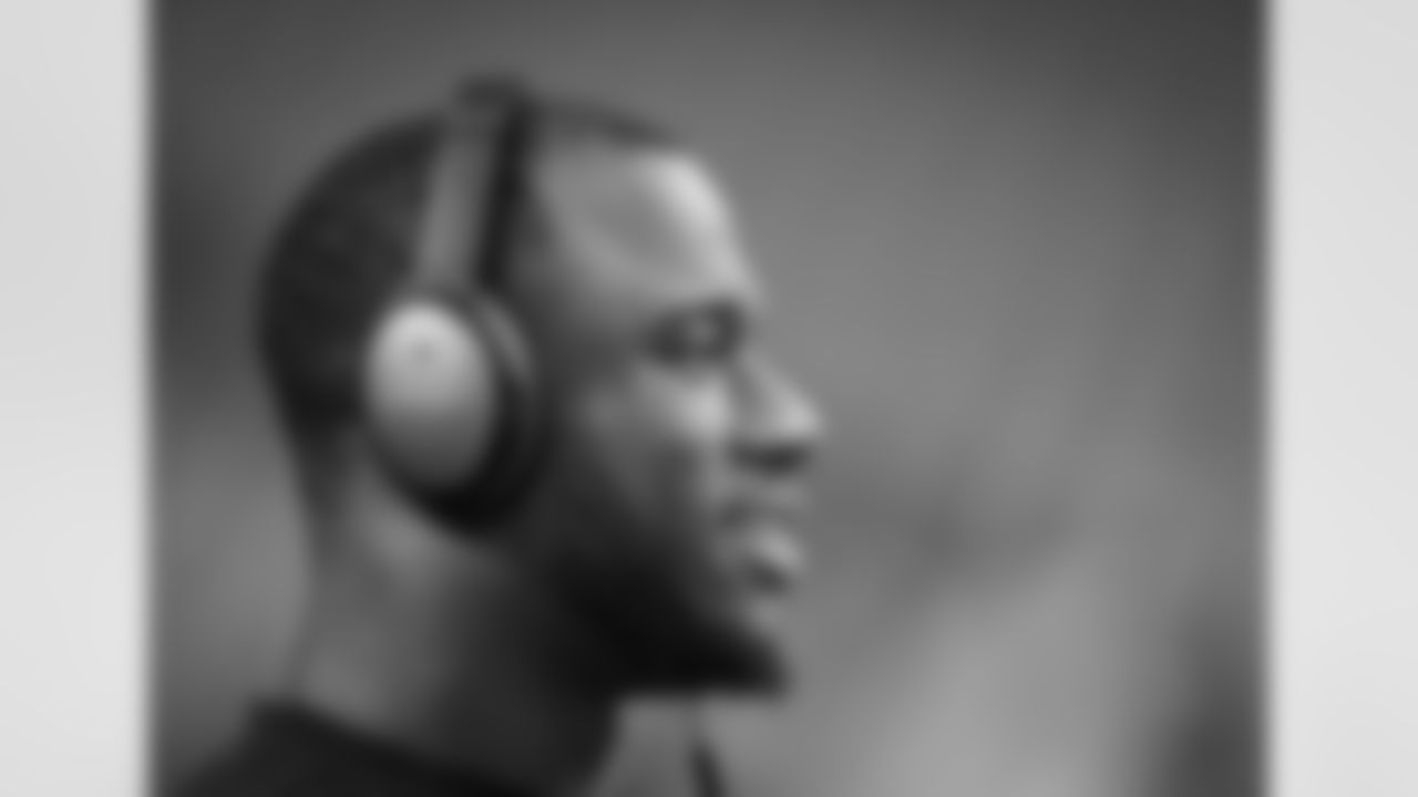 LB Deion Jones