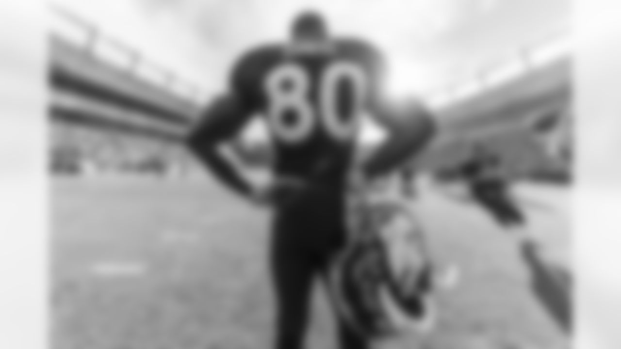 WASHINGTON REDSKINS: TE Vernon Davis (from Denver)