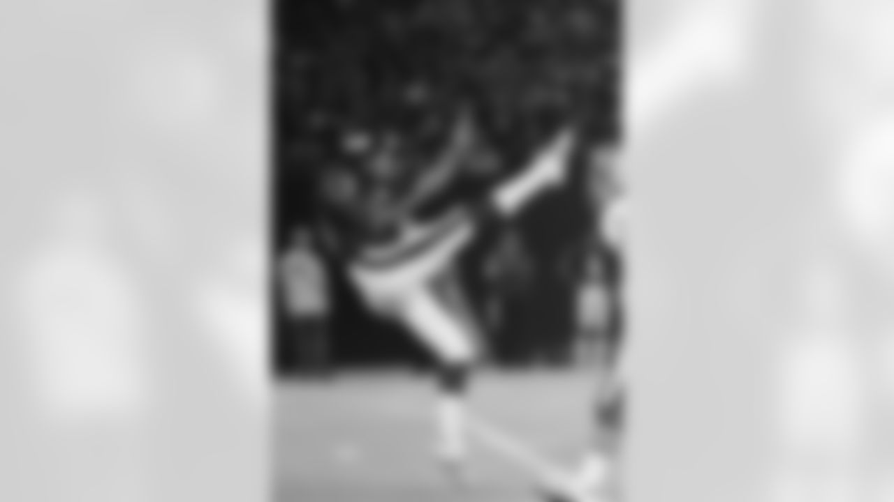 Punter Dave Jennings