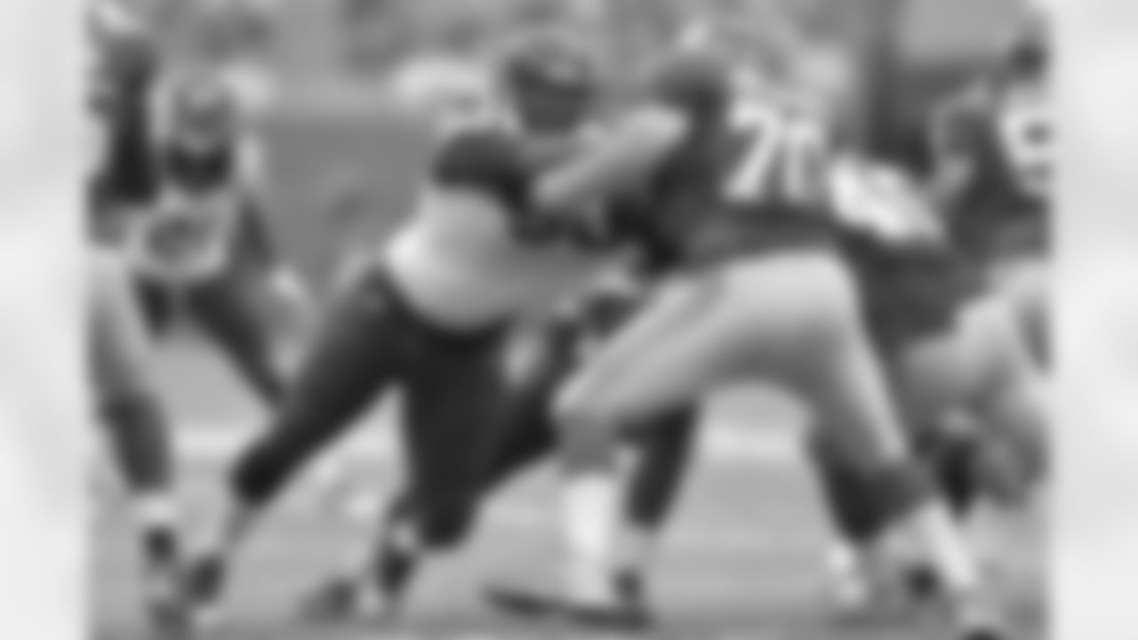 OFFENSIVE LINEMAN WESTON RICHBURG