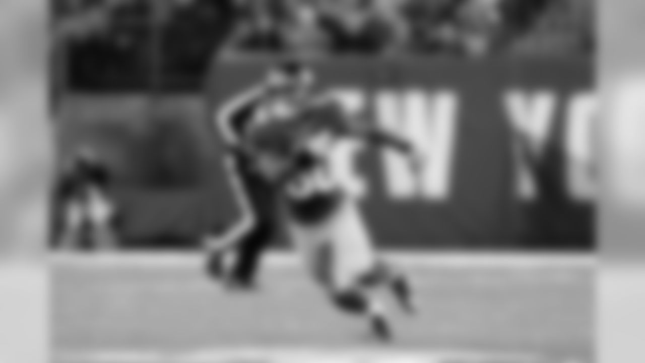 WIDE RECEIVER VICTOR CRUZ
