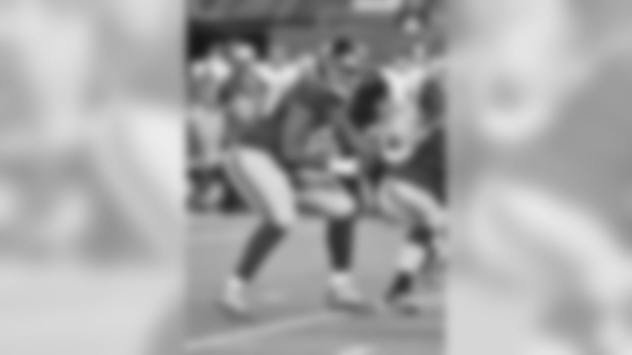 GUARD BOBBY HART